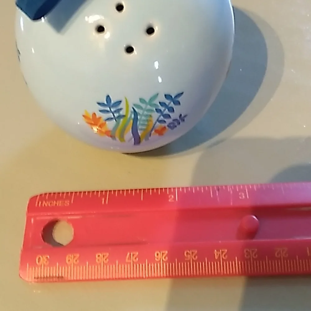 Porcelain potpourri diffuser. Excellent for linen closet. - Picture 2 of 7